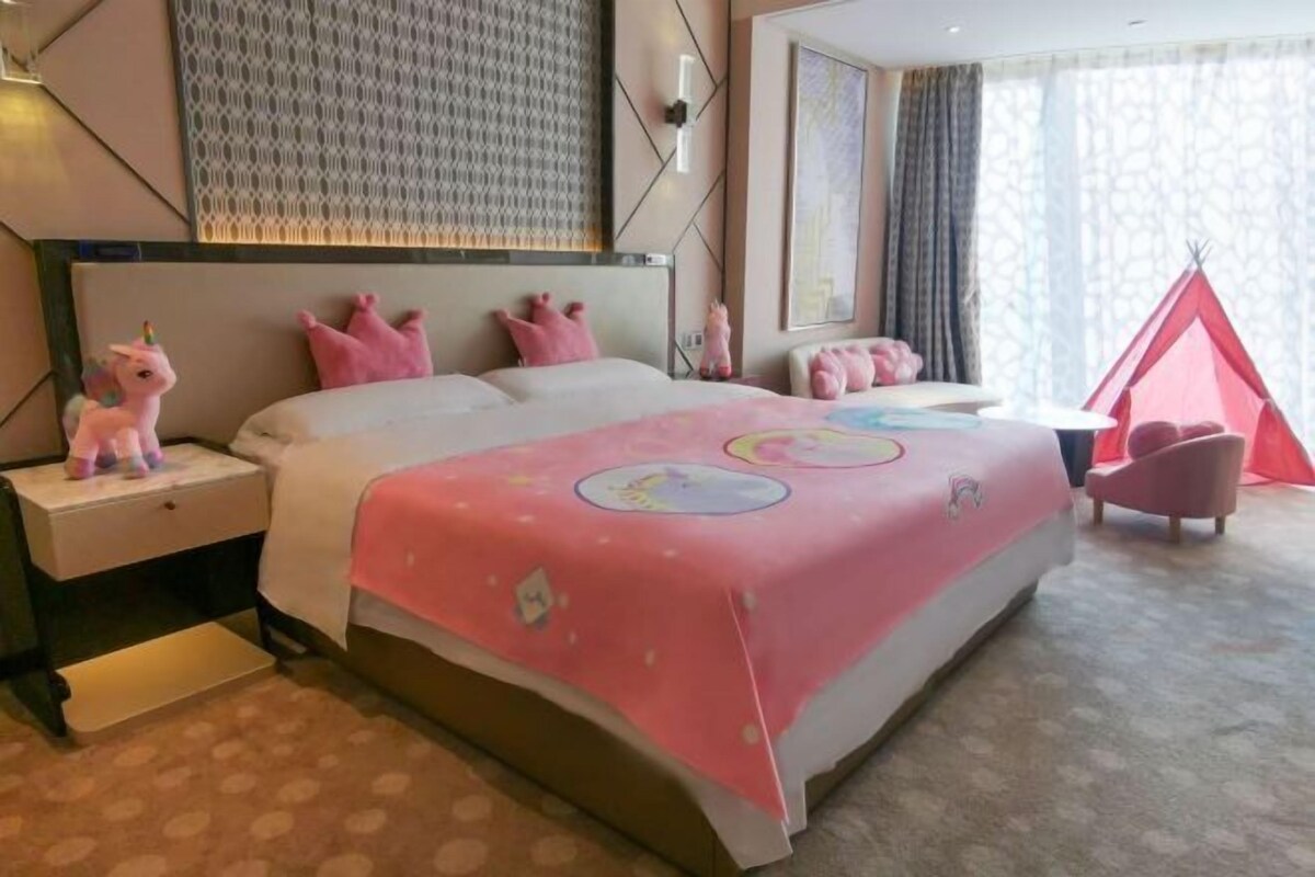 เครื่องนอนระดับพรีเมียม, ผ้านวมขนเป็ด, มินิบาร์, ตู้นิรภัยในห้องพัก