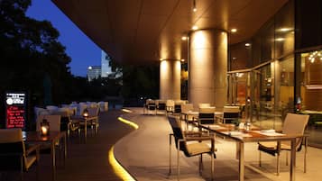 2 restaurants, breakfast, lunch, dinner served; international cuisine