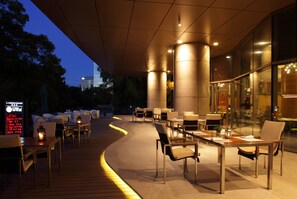 2 restaurants, breakfast, lunch, dinner served; international cuisine  - Grand Millennium HongQiao Shanghai (Shanghai)