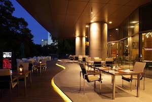 2 restaurants, breakfast, lunch, dinner served; international cuisine