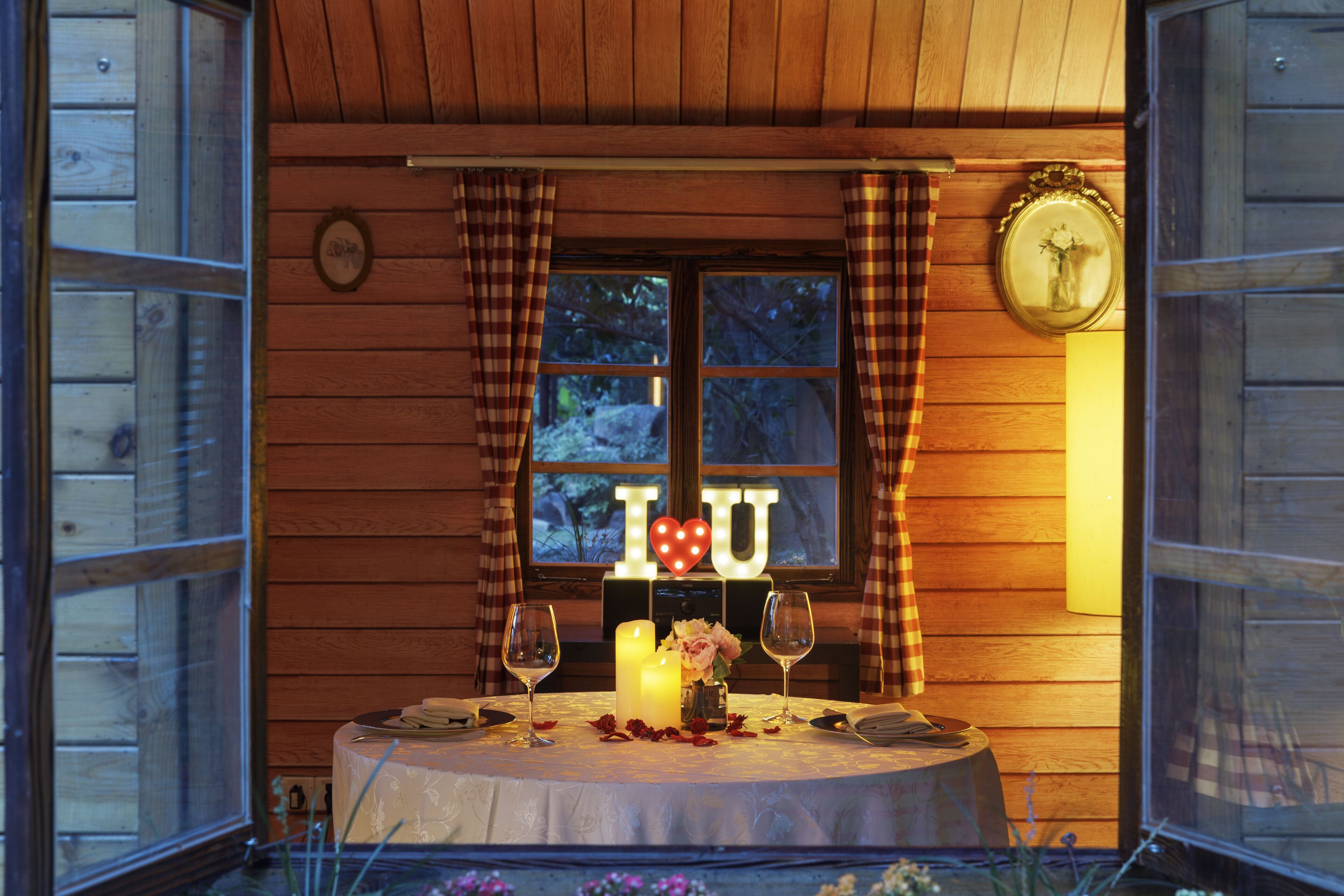 2 restaurants, breakfast, lunch, dinner served; international cuisine