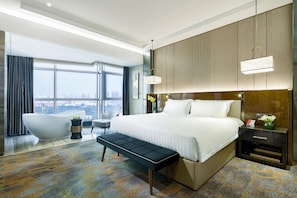 ห้องเอ็กเซกคิวทีฟสวีท | เครื่องนอนระดับพรีเมียม, ผ้านวมขนเป็ด, มินิบาร์, ตู้นิรภัยในห้องพัก