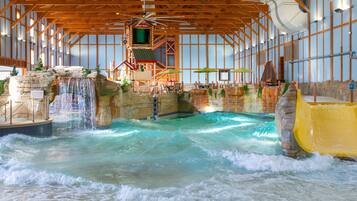 室內游泳池,開放時間為 09:00 至 21:00,提供救生員