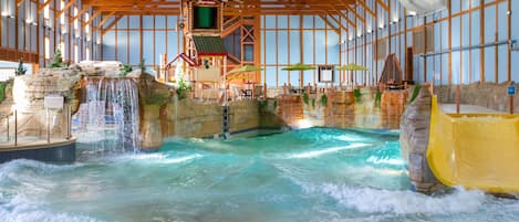 Alberca techada, acceso de 09:00 a 21:00, y salvavidas en la propiedad