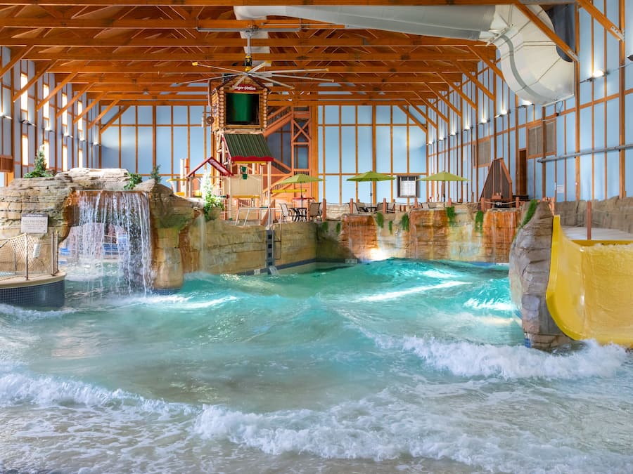 Innendørsbasseng og badevakt