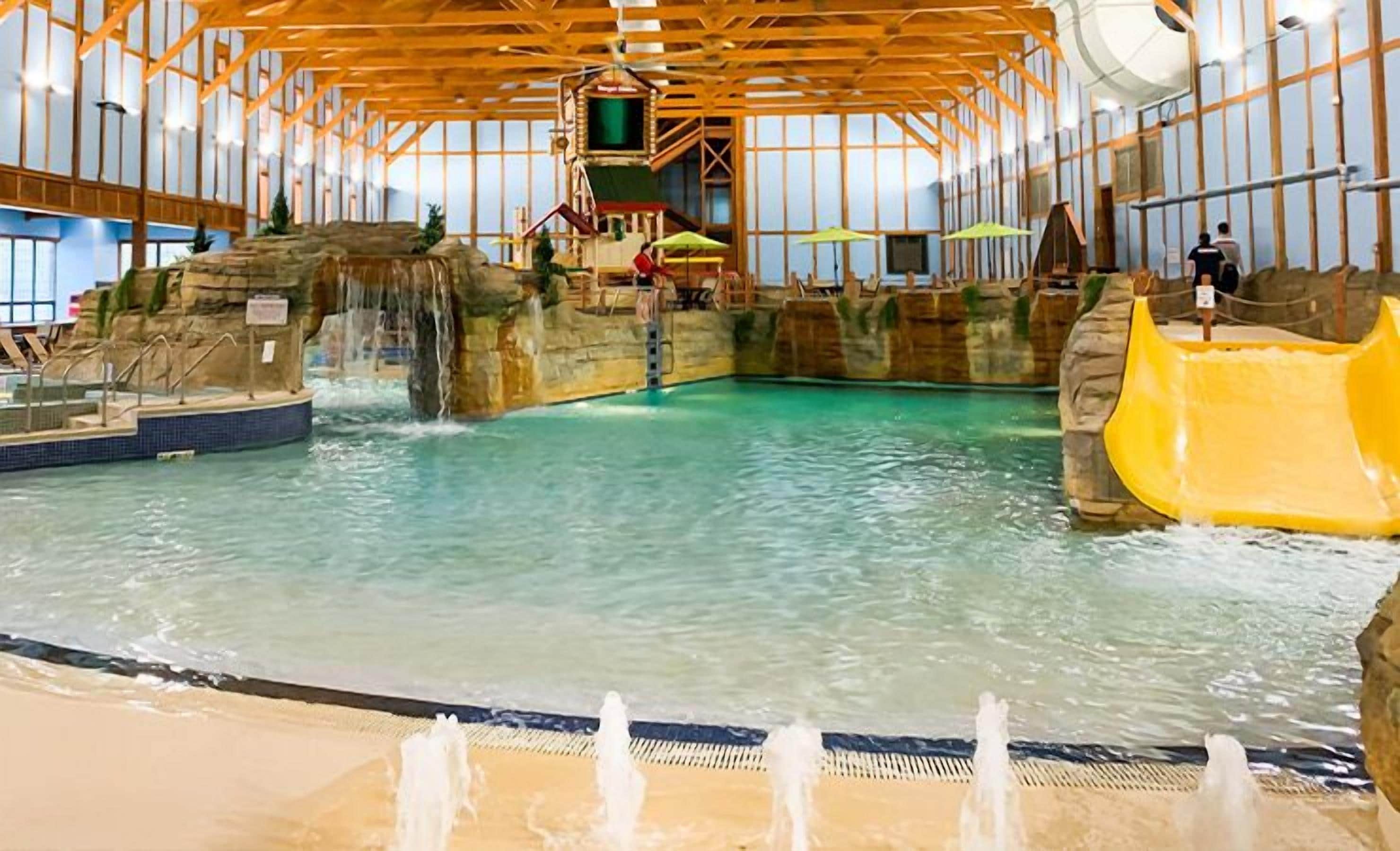 실내 수영장, 09:00 ~ 21:00 오픈, 시설 내 인명구조원