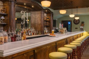 2 Bars/Lounges