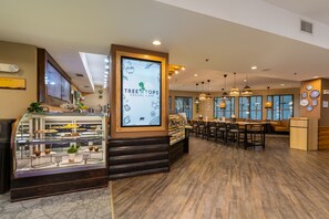 Petit déjeuner et dîner servis sur place