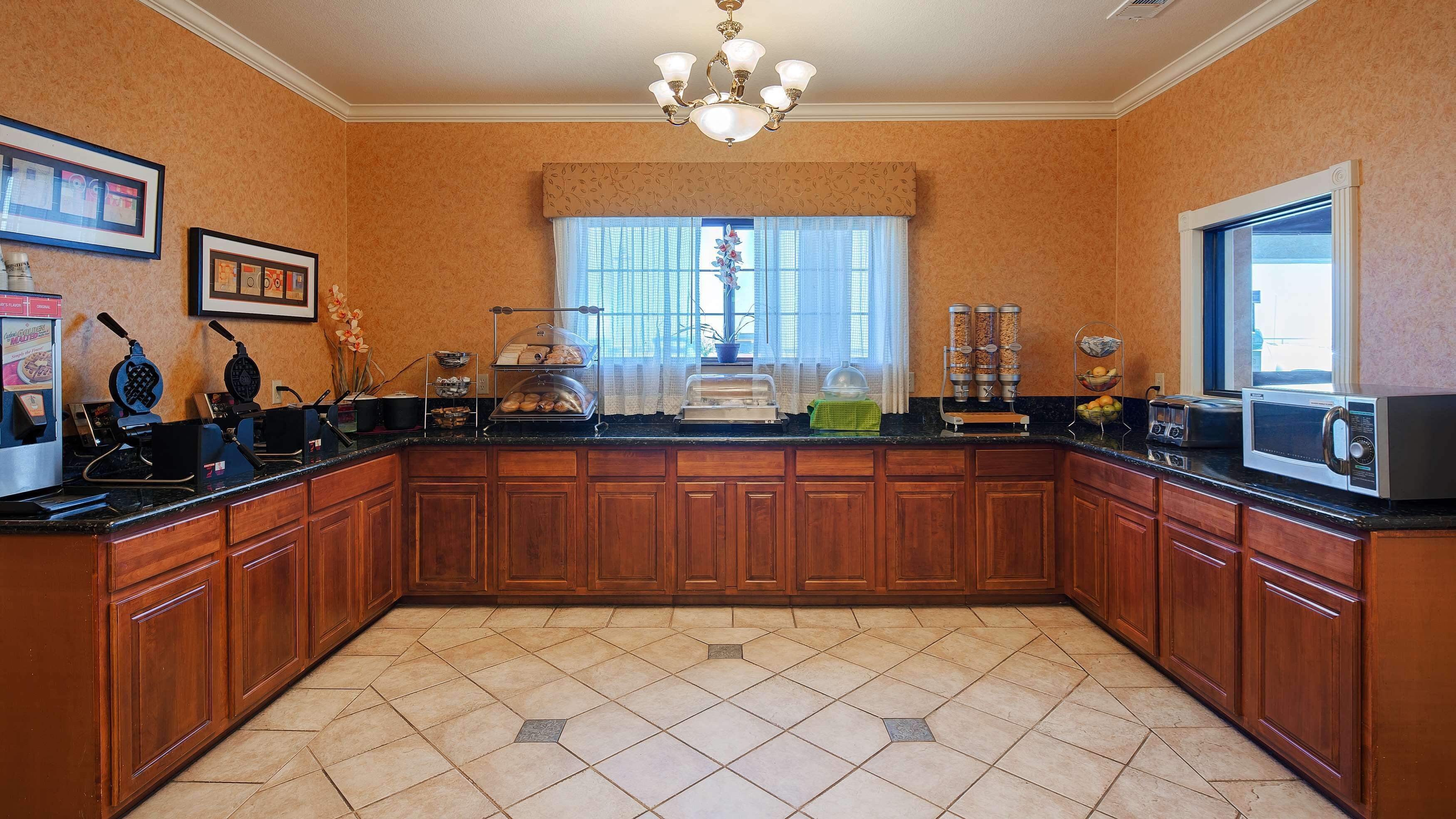 free daily full breakfast