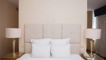 Executive Suite, 1 King Bed | Living room