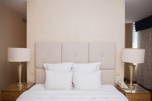 Phòng Suite Executive, 1 giường cỡ king | Phòng khách | TV plasma 