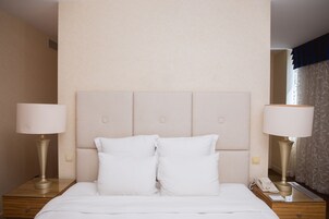 Suite ejecutiva, 1 cama de matrimonio grande | Sala de estar | Una televisión de plasma