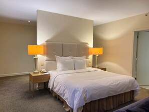 Phòng Suite Executive | Minibar, két bảo mật tại phòng, bàn 