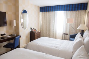 Minibar, két bảo mật tại phòng, bàn 