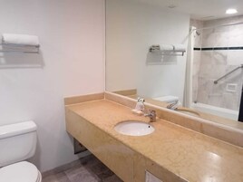 Habitación clásica | Baño | Secador de pelo y toallas