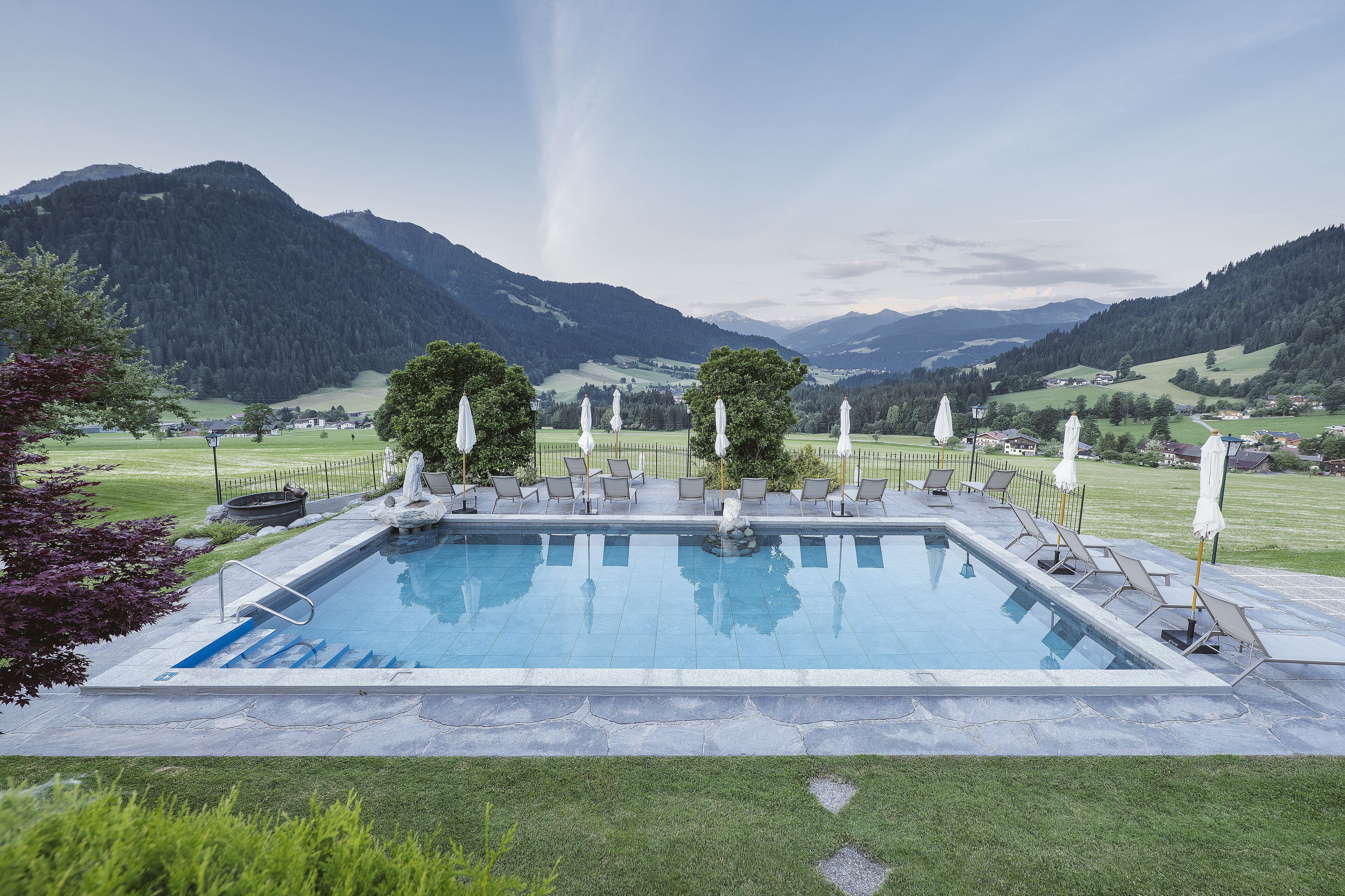 Una piscina cubierta, una piscina al aire libre de temporada, tumbonas