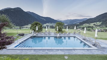 Indendørs pool, sæsonbestemt udendørs pool, liggestole