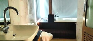 Suite familiale | Salle de bain | Séchoir à cheveux, serviettes fournies