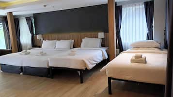 Family Suite | Minibar, in-room safe, desk, blackout curtains