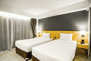 Minibar, in-room safe, desk, blackout drapes - Days Inn by Wyndham Aonang Krabi (Krabi)