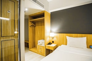 Minibar, Zimmersafe, Schreibtisch, Verdunkelungsvorhänge