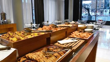 Daily English breakfast (GBP 22.00 per person)