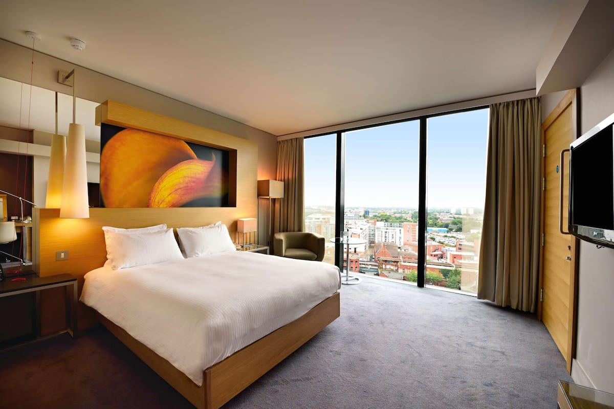 Room, 1 Queen Bed, Accessible | Premium bedding, in-room safe, iron/ironing board