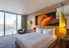 Deluxe-rum - 1 queensize-säng - tillgänglighetsanpassat | Sängtillbehör av högsta kvalitet och värdeförvaringsskåp på rummet