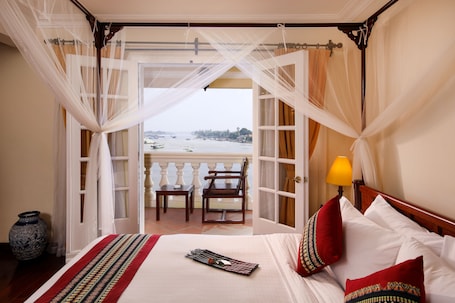 套房 | 迷你吧、客房内保险箱、办公桌、遮光窗帘. 维多利亚朱笃酒店