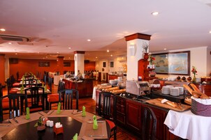 Se ofrece un desayuno continental (23 USD por persona)