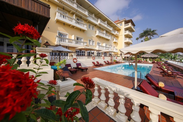 Outdoor pool, pool umbrellas, pool loungers