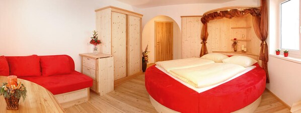 Huone (Mondschein) | Allergiatestatut vuodevaatteet, tallelokero huoneessa