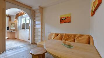 Apartment (Kleines Bernstein) | Wohnbereich | Flachbildfernseher