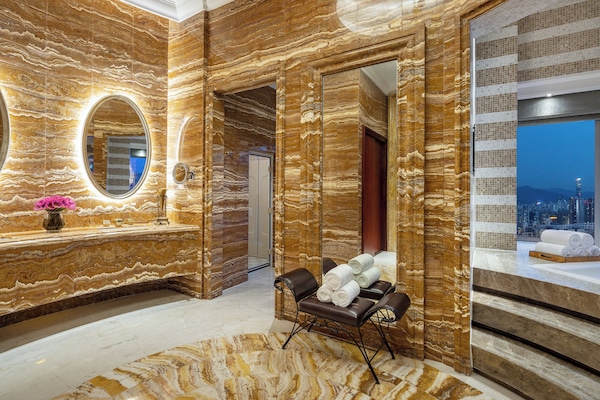 Presidential Suite | Bathroom | Combined shower/bathtub, rainfall showerhead, designer toiletries