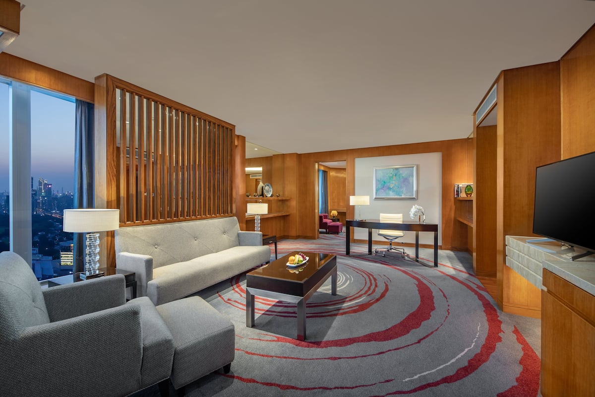 Suite, 1 Bedroom, Club Lounge Access | 1 bedroom, premium bedding, down comforters, minibar