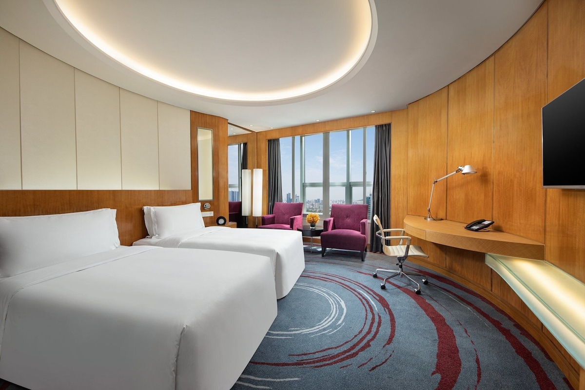 Habitación Premium, 2 camas individuales, con acceso al salón lounge del club, vista a la ciudad | Ropa de cama de alta calidad, edredón y minibar 