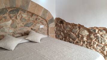 Habitación con 1 cama doble o 2 individuales, baño privado, vistas a la montaña | Ropa de cama de alta calidad y edredones de plumas