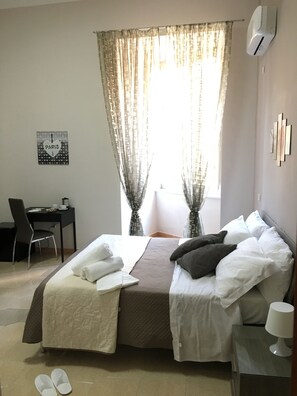 Minibar, coffres-forts dans les chambres, bureau