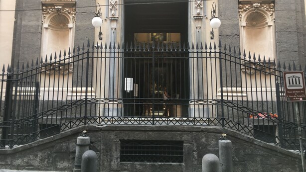 A building facade with ornate architectural details, a gated entrance, and a sign indicating a museum. - Soggiorno Paradiso due (Naples)
