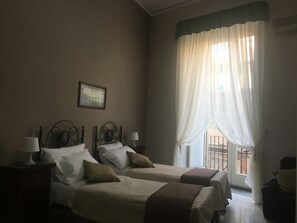 Minibar, brankas, meja kerja, dan ruang kerja ramah laptop