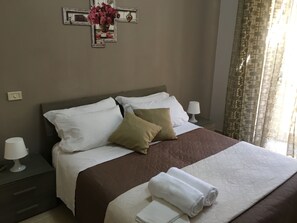 Minibar, brankas, meja kerja, dan ruang kerja ramah laptop