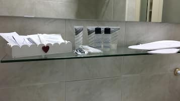 Ducha, secador de pelo, zapatillas y bidé