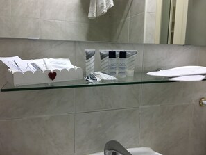 Douche, sèche-cheveux, chaussons, bidet