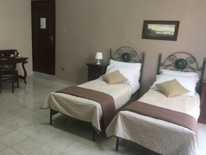 Een minibar, een kluis op de kamer, een bureau, een laptopwerkplek