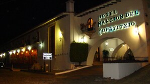 Un hotel con un letrero que dice "Hotel Mansion del Cupatitzio".