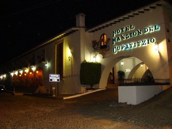 Un hotel con un letrero que dice "Hotel Mansion del Cupatitzio".