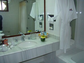Douche, articles de toilette gratuits, serviettes fournies