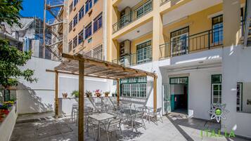 Daily continental breakfast (EUR 8 per person)