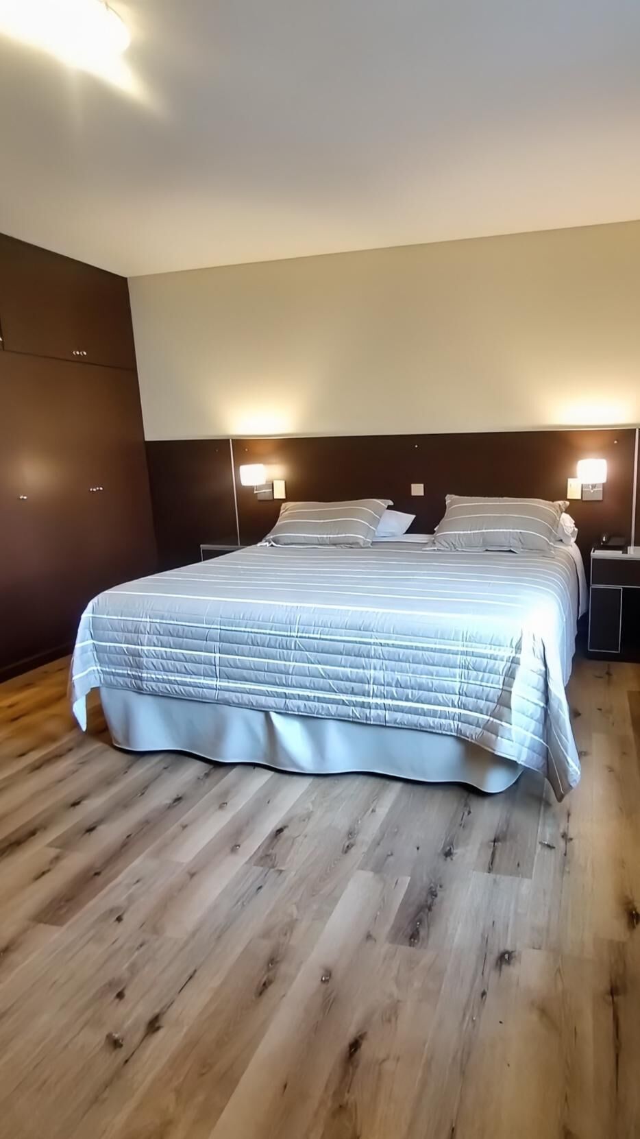 Hypo-allergenic bedding, down comforters, pillowtop beds, minibar