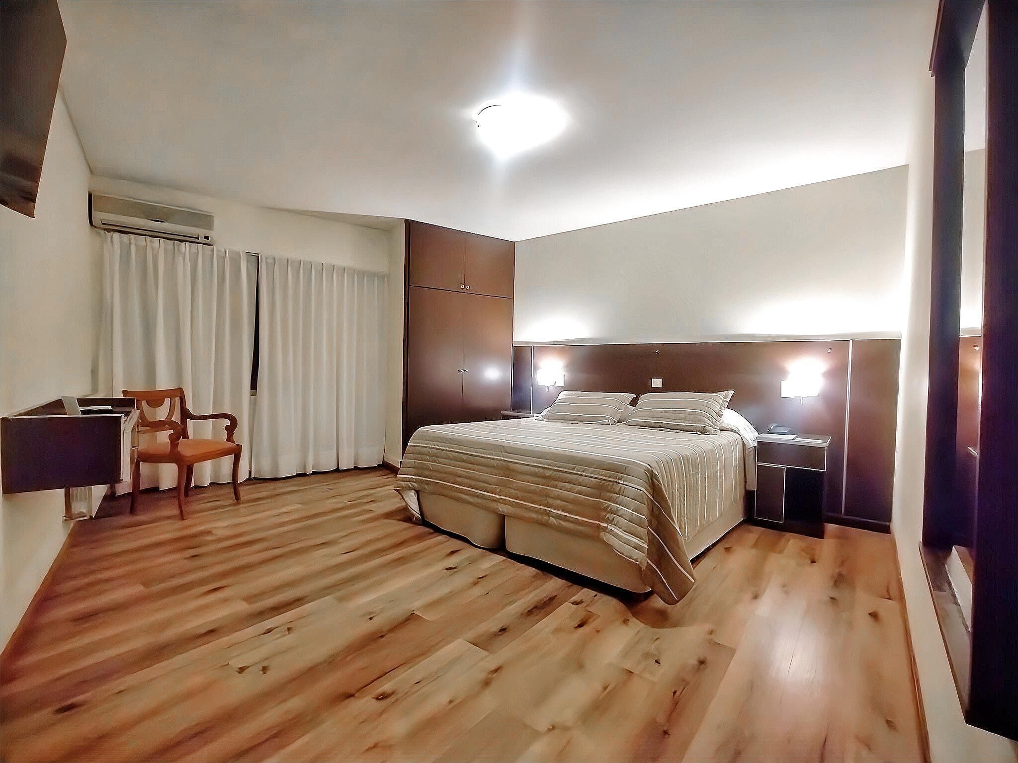 Hypo-allergenic bedding, down comforters, pillowtop beds, minibar